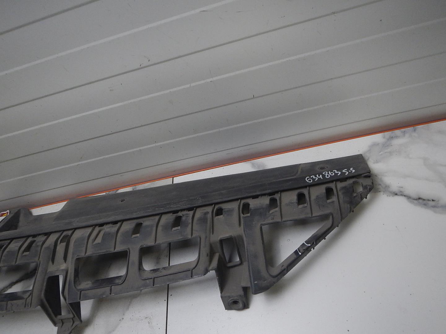 Кожух замка капота