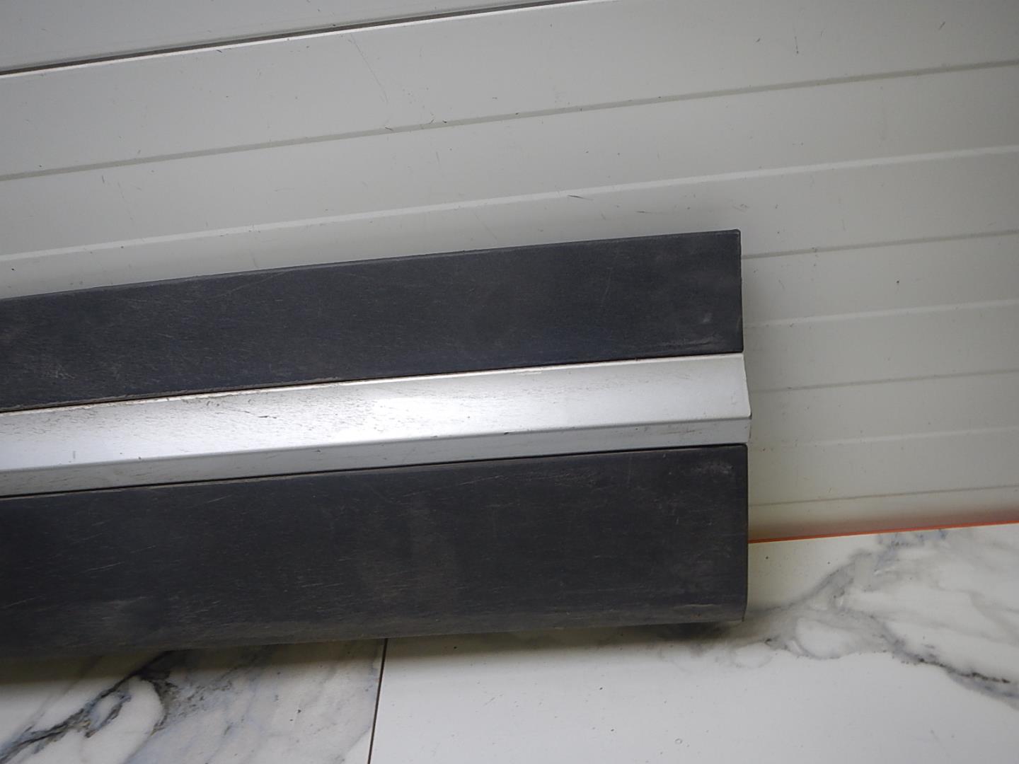 Молдинг передней левой двери