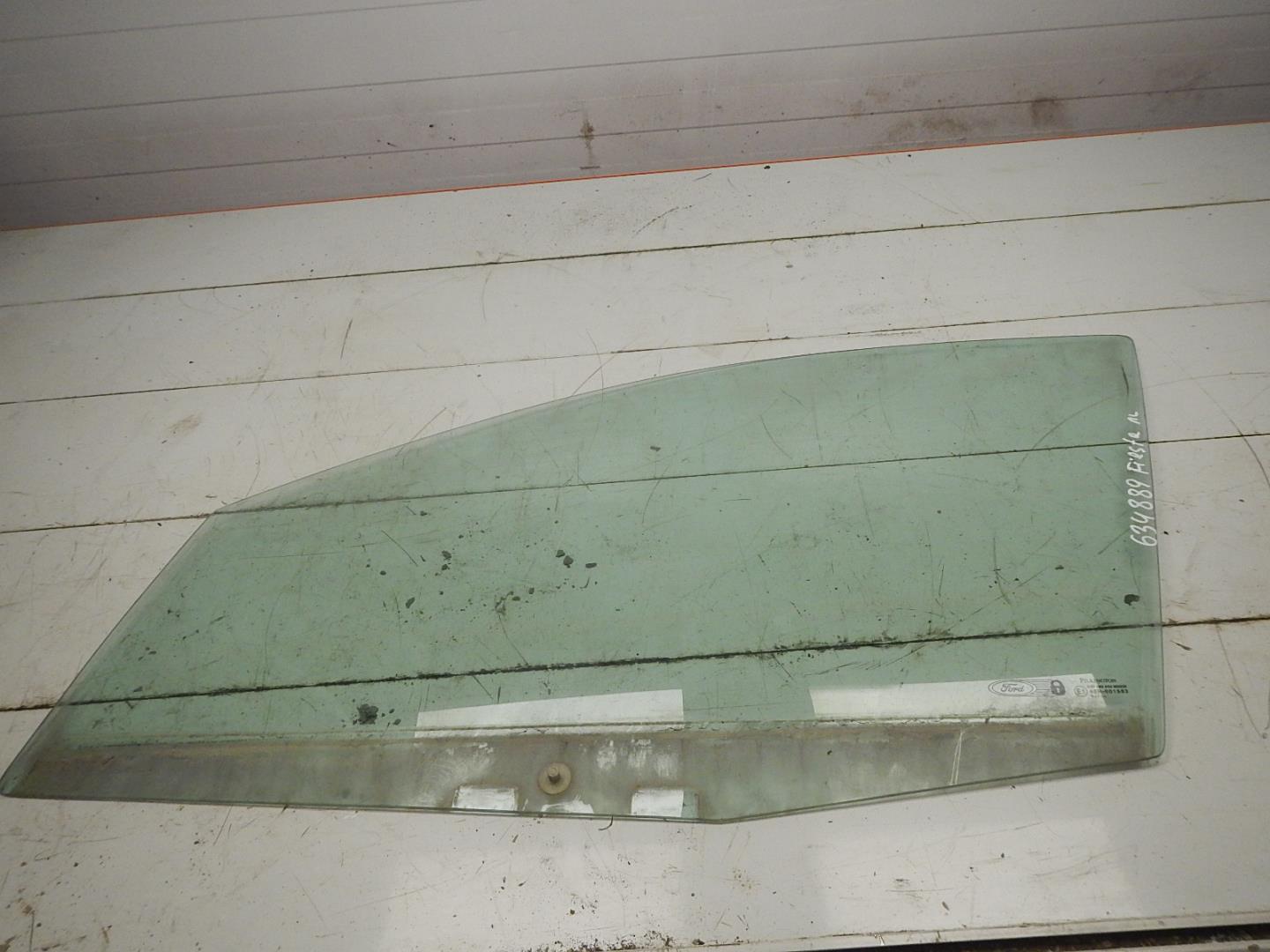 Стекло двери передней левой