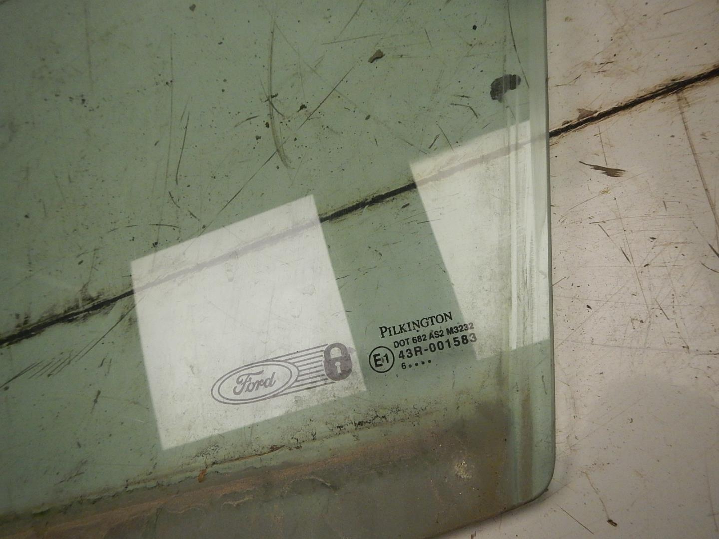 Стекло двери передней левой