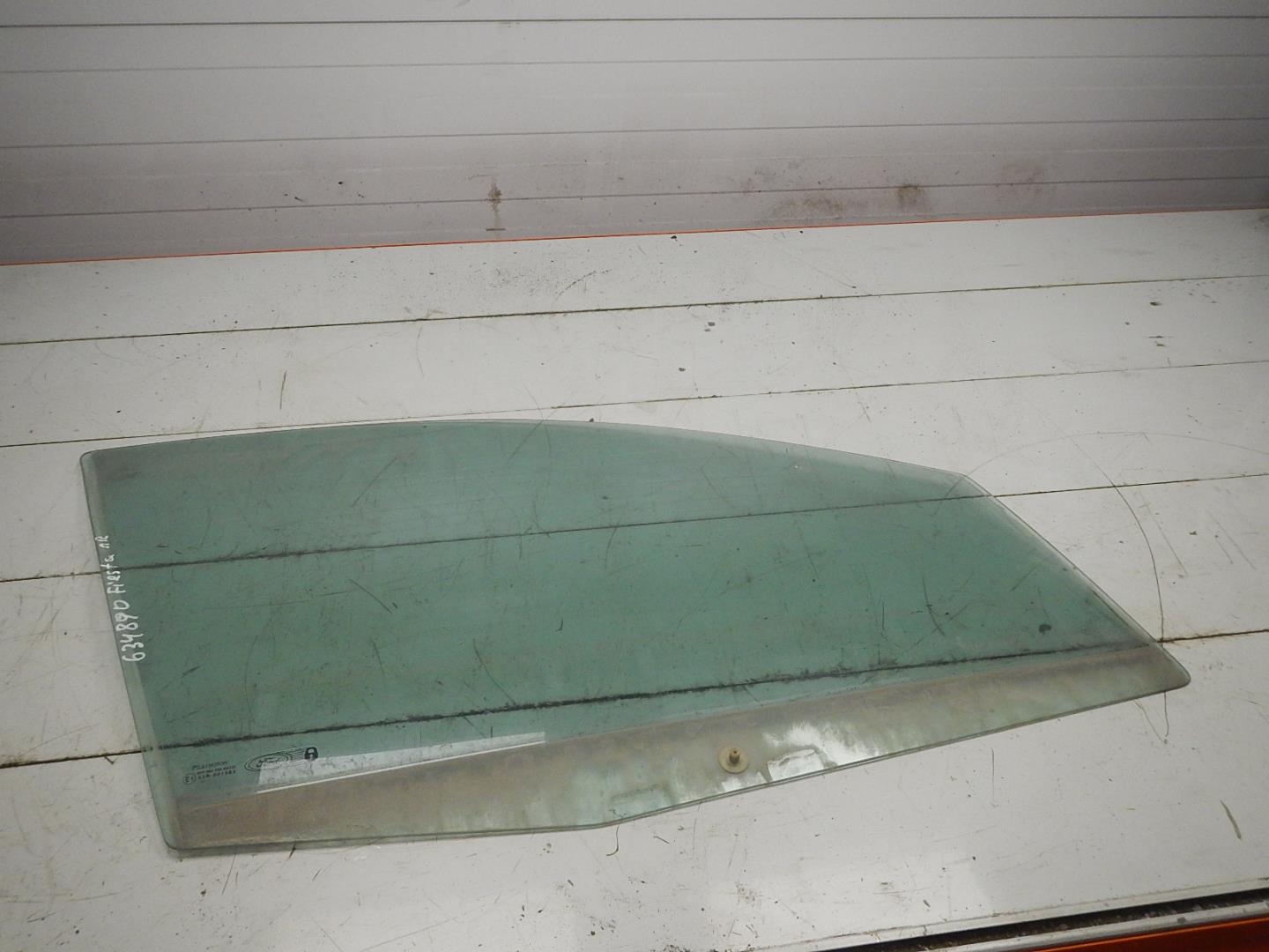 Стекло двери передней правой