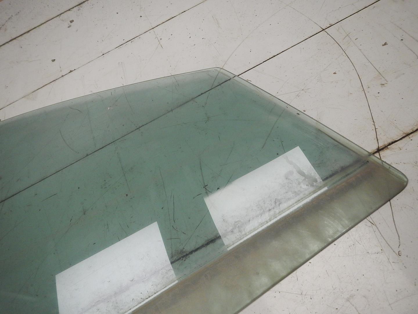 Стекло двери передней правой