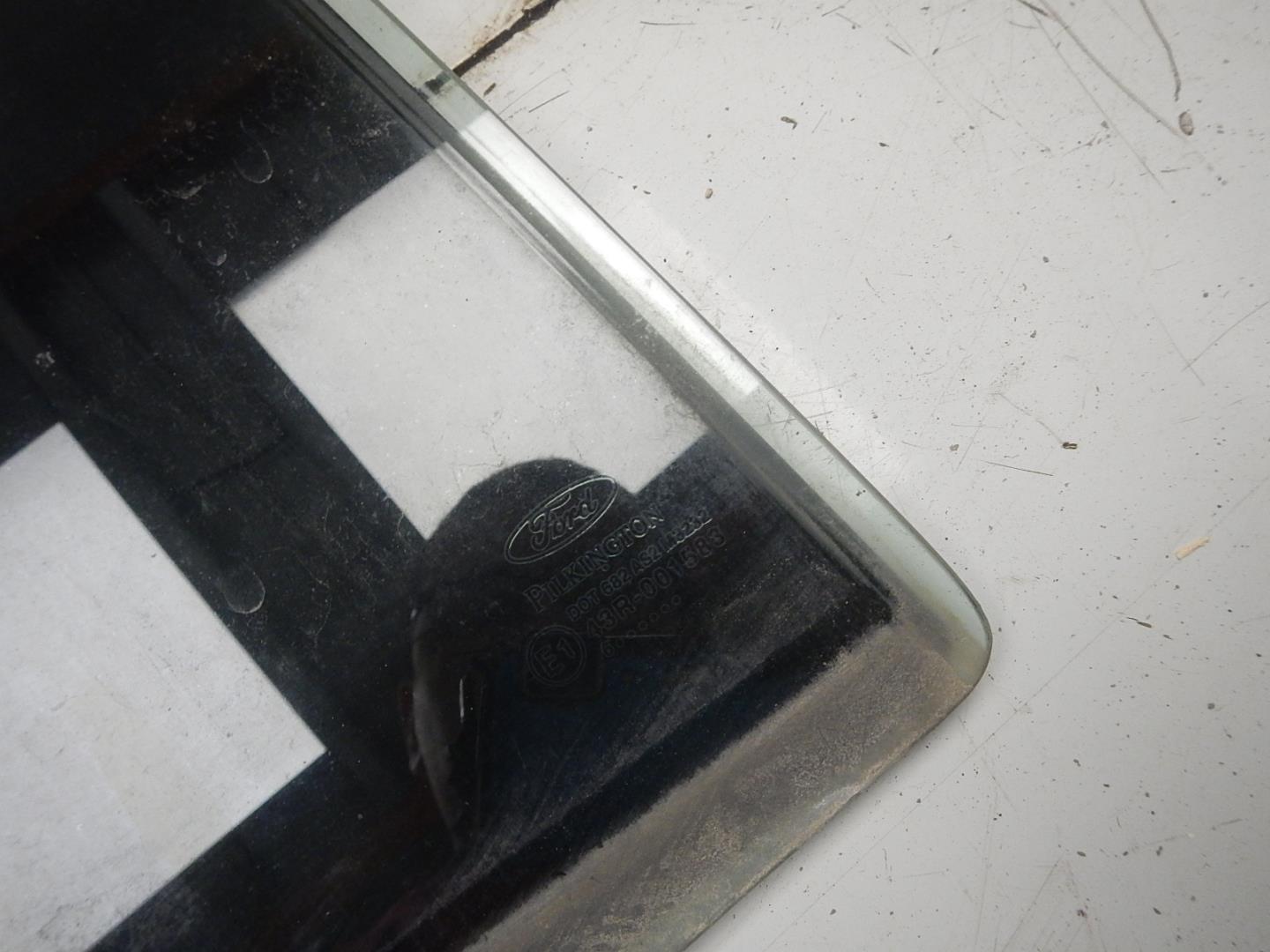 Стекло двери задней правой