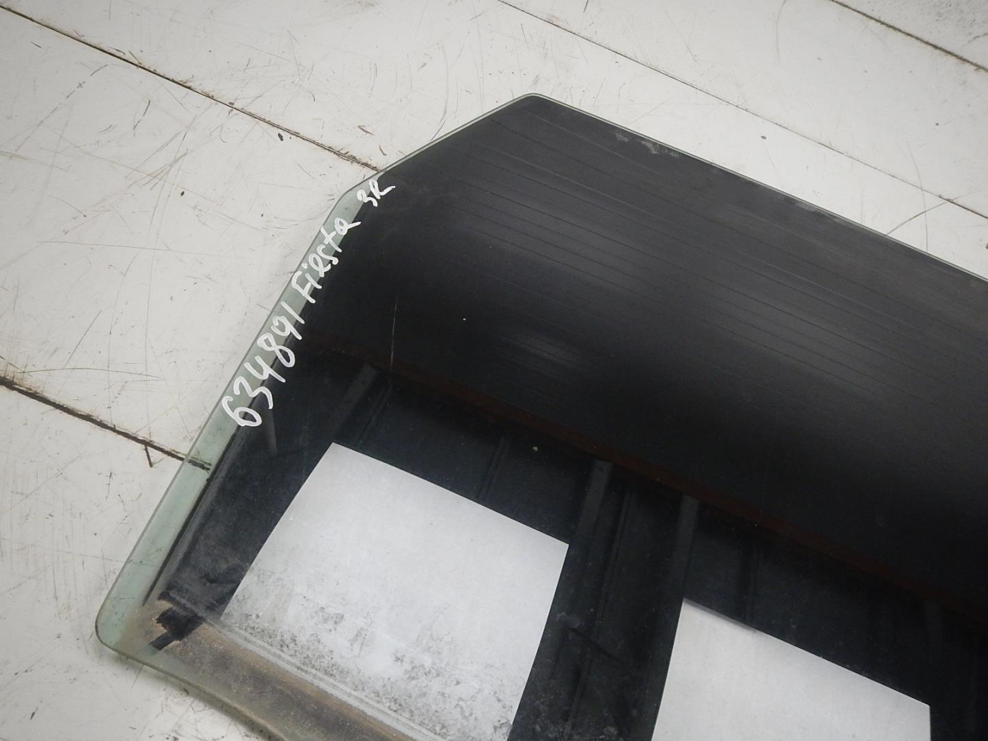 Стекло двери задней правой