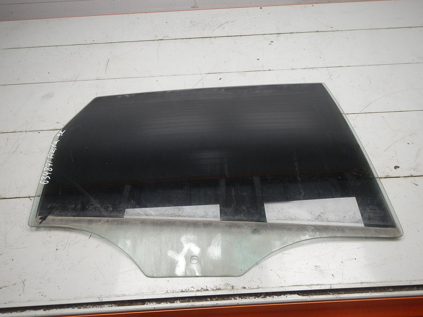 Стекло двери задней правой