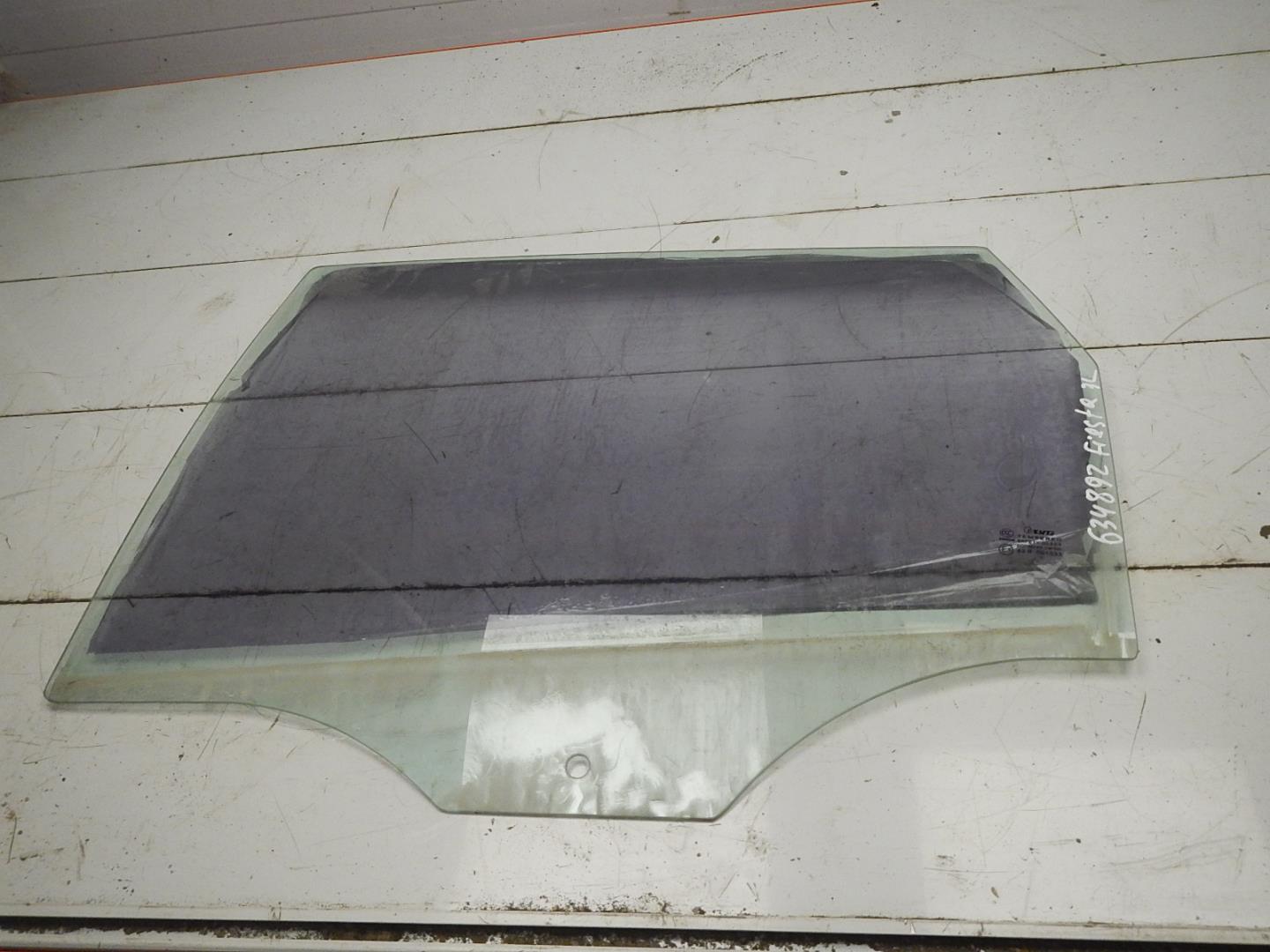Стекло двери задней левой