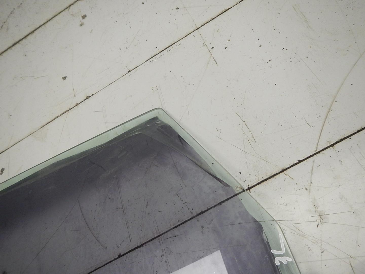 Стекло двери задней левой