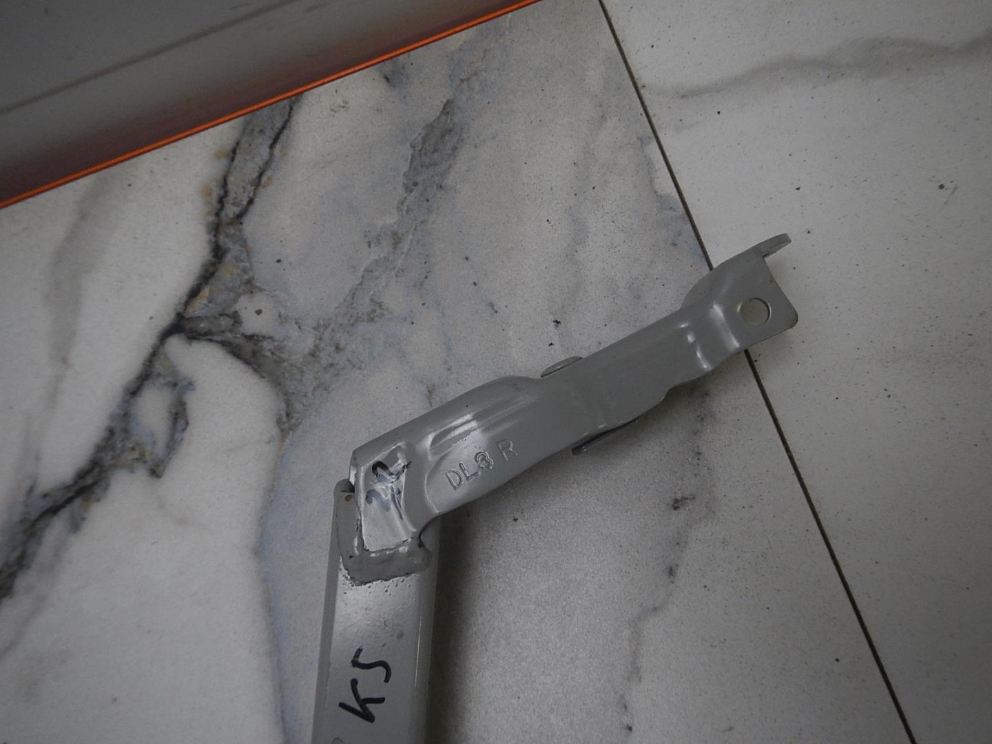 Петля крышки багажника