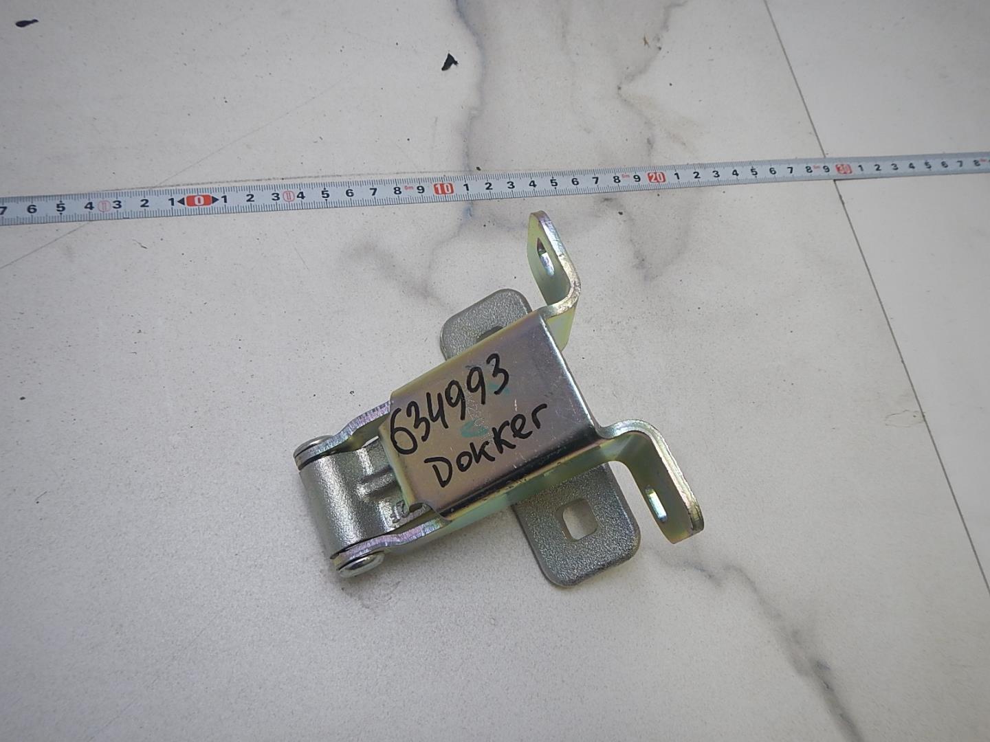 Петля двери багажника