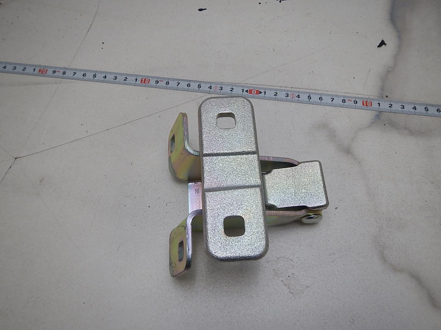 Петля двери багажника