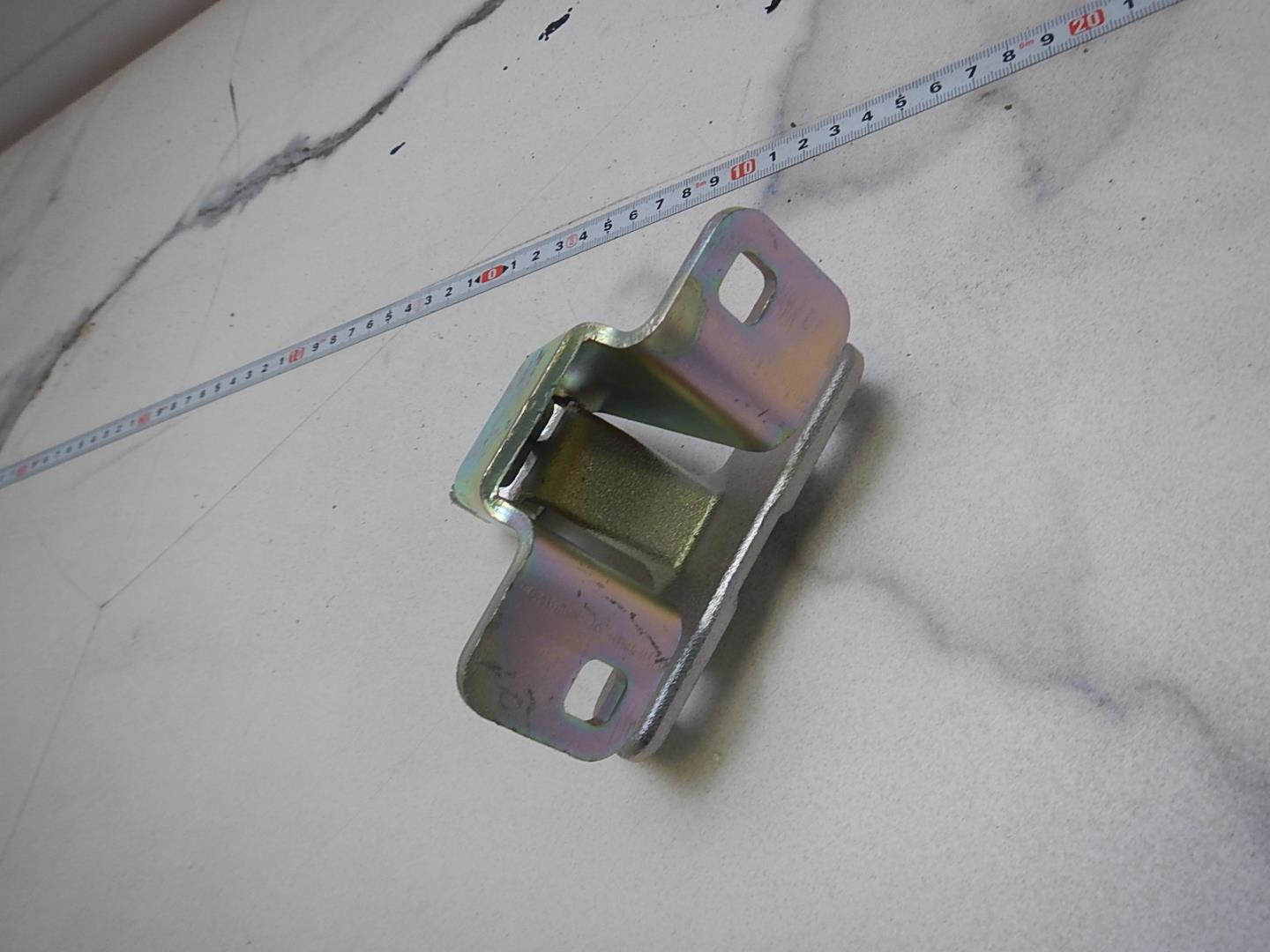 Петля двери багажника