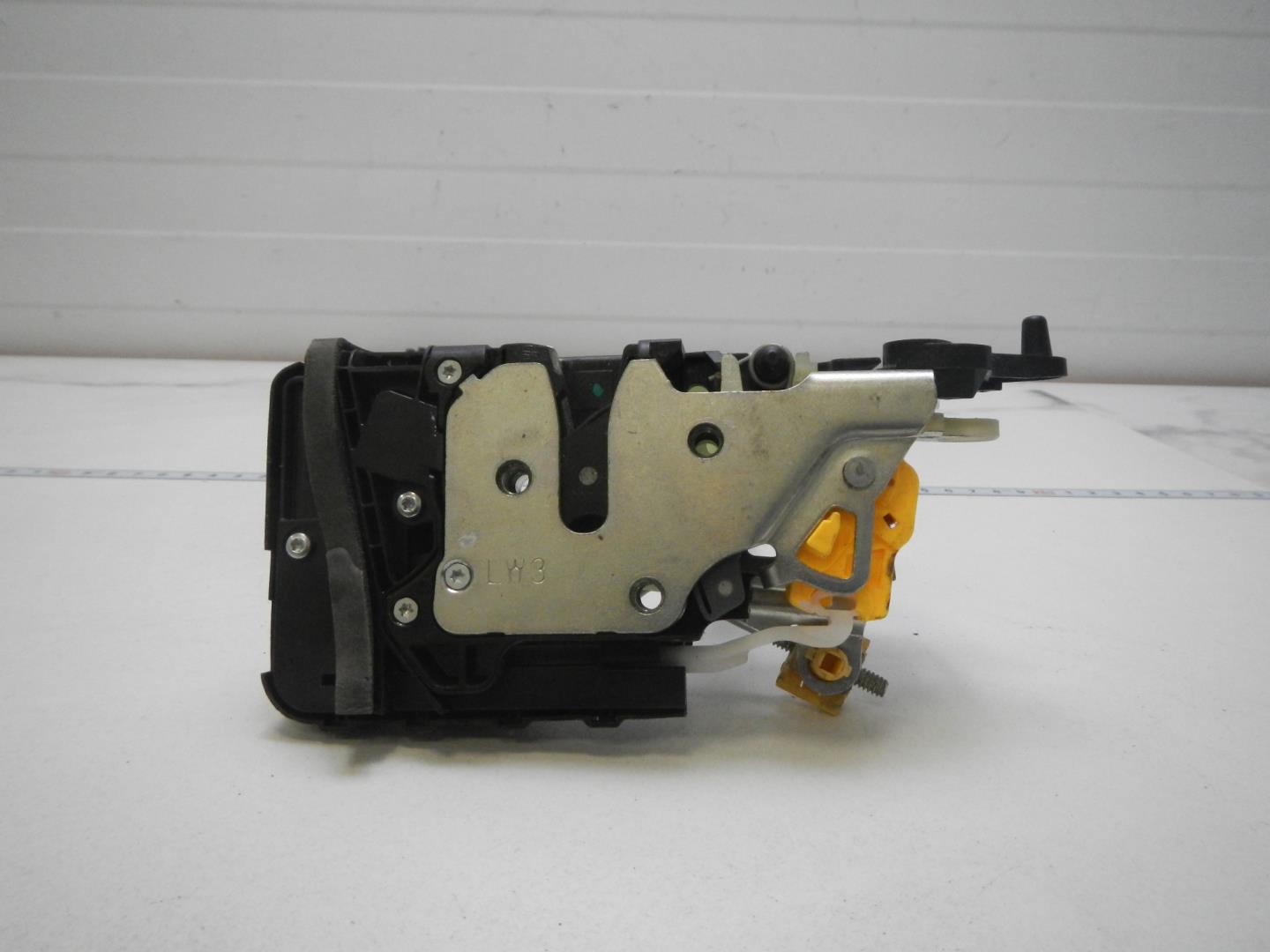 Замок двери задней левой