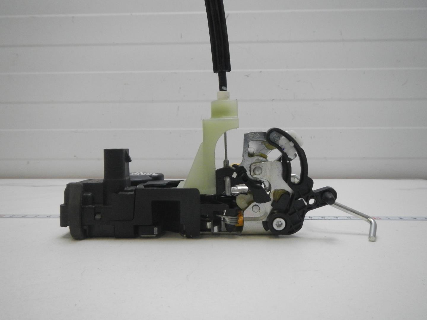 Замок двери задней левой