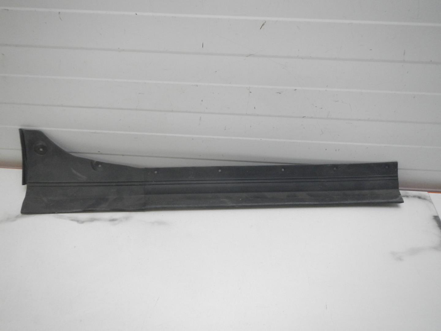 Уплотнитель задней левой двери