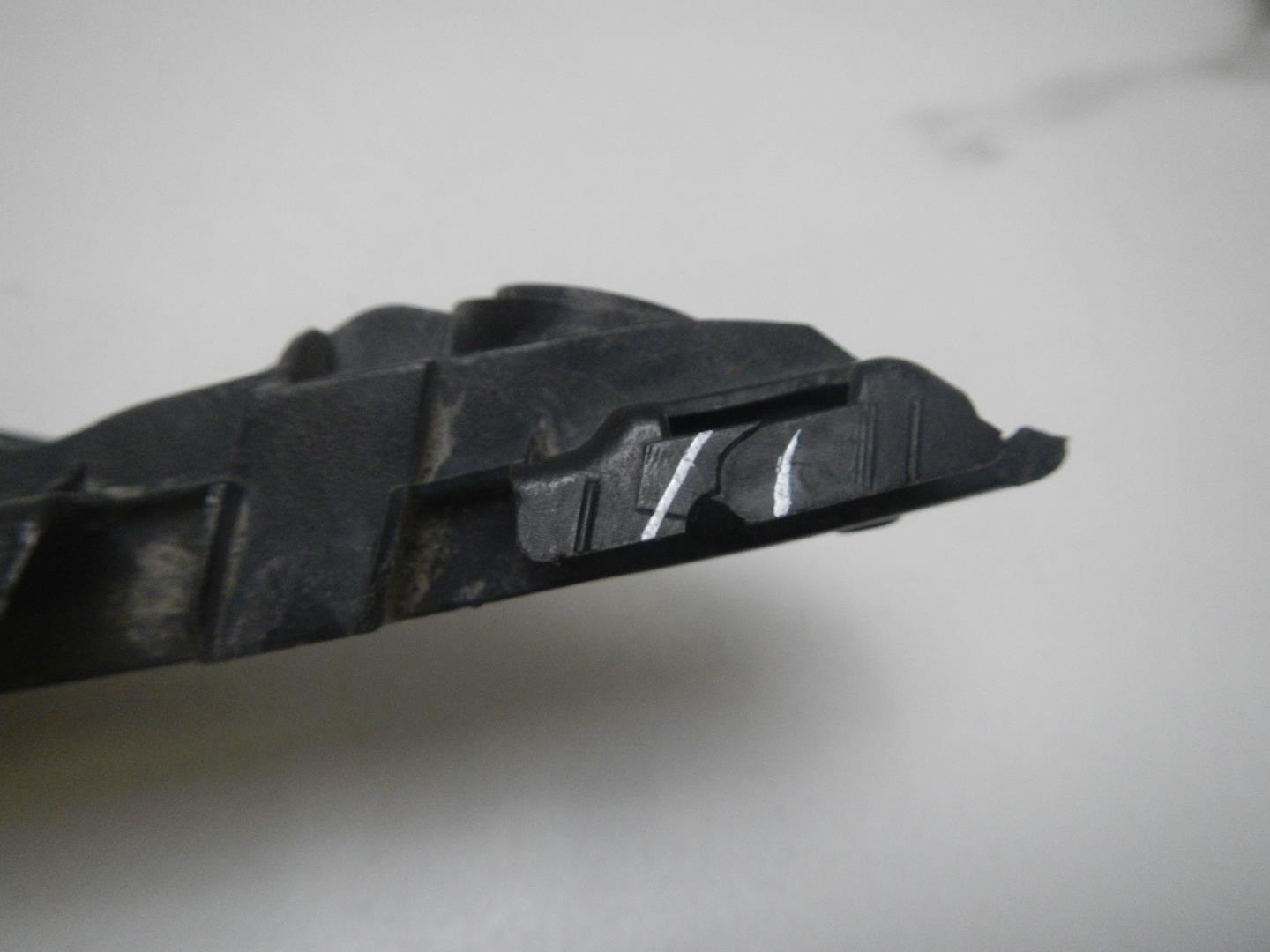 Кронштейн переднего бампера правый