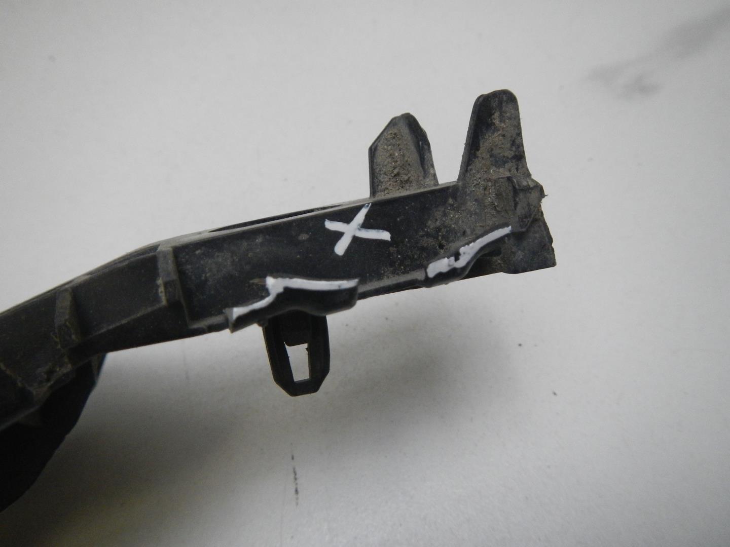 Кронштейн переднего бампера правый