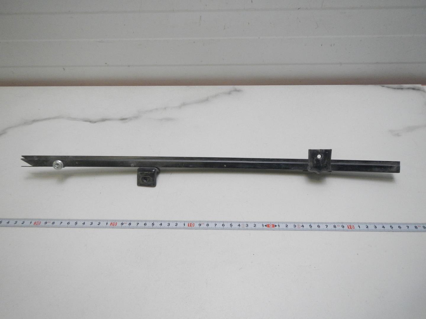 Направляющая стекла двери