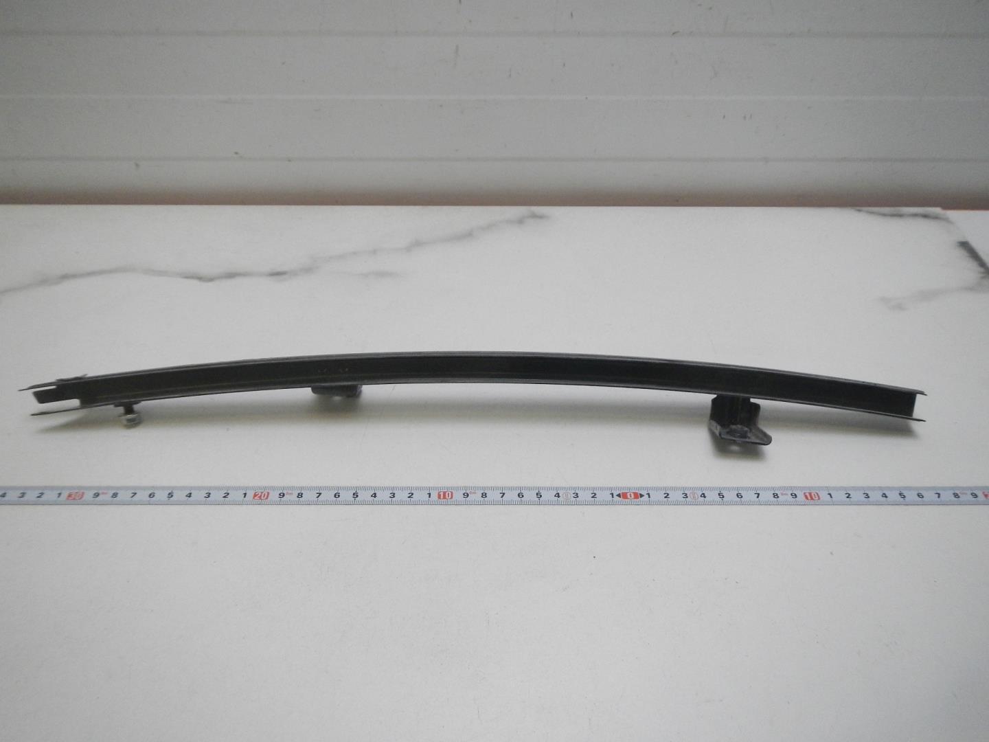 Направляющая стекла двери