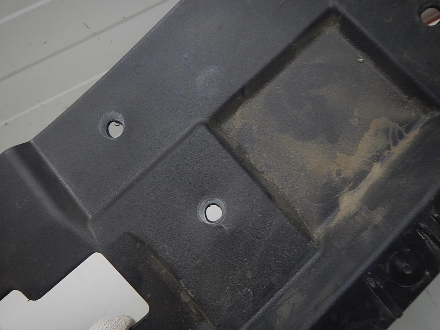 Кожух замка капота