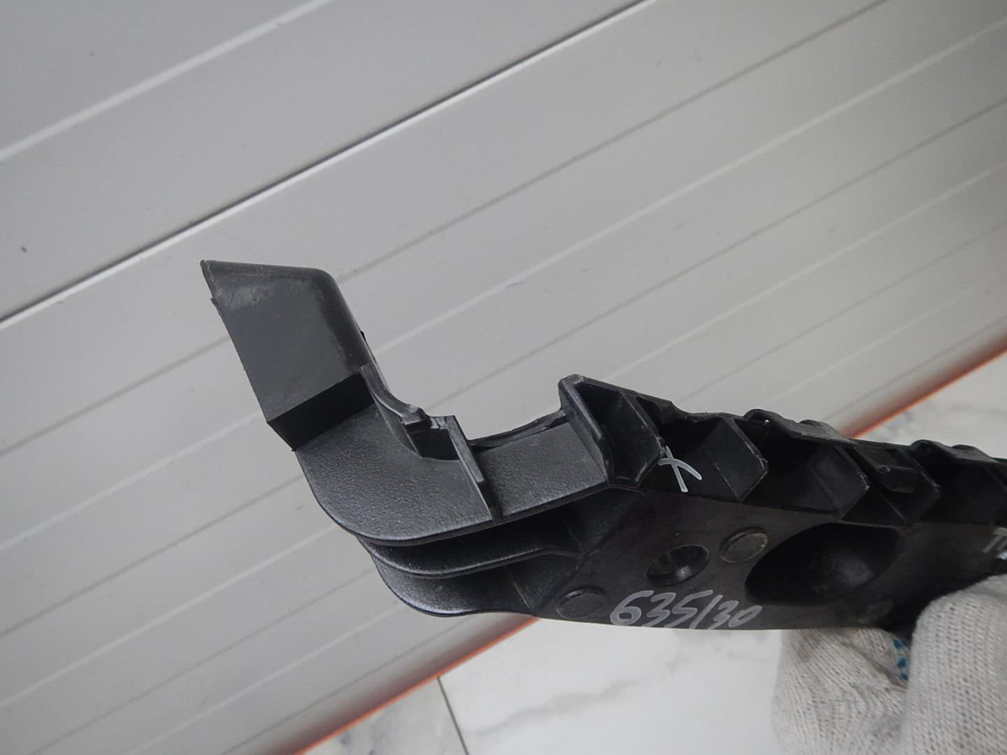 Кронштейн заднего бампера правый