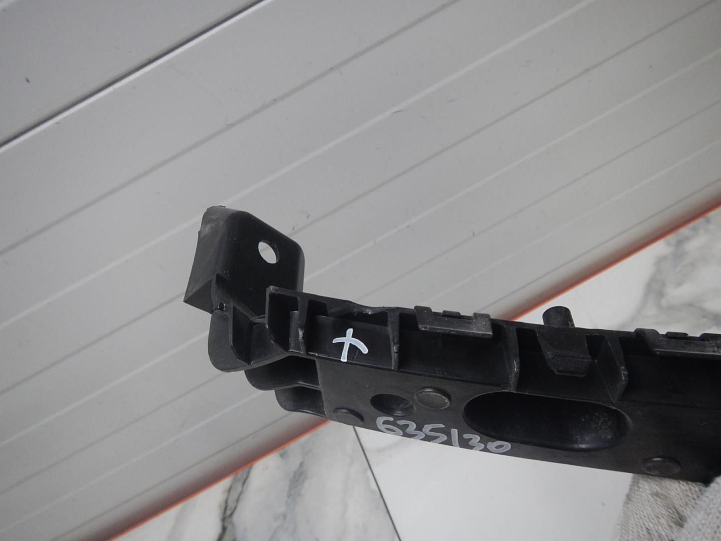 Кронштейн заднего бампера правый