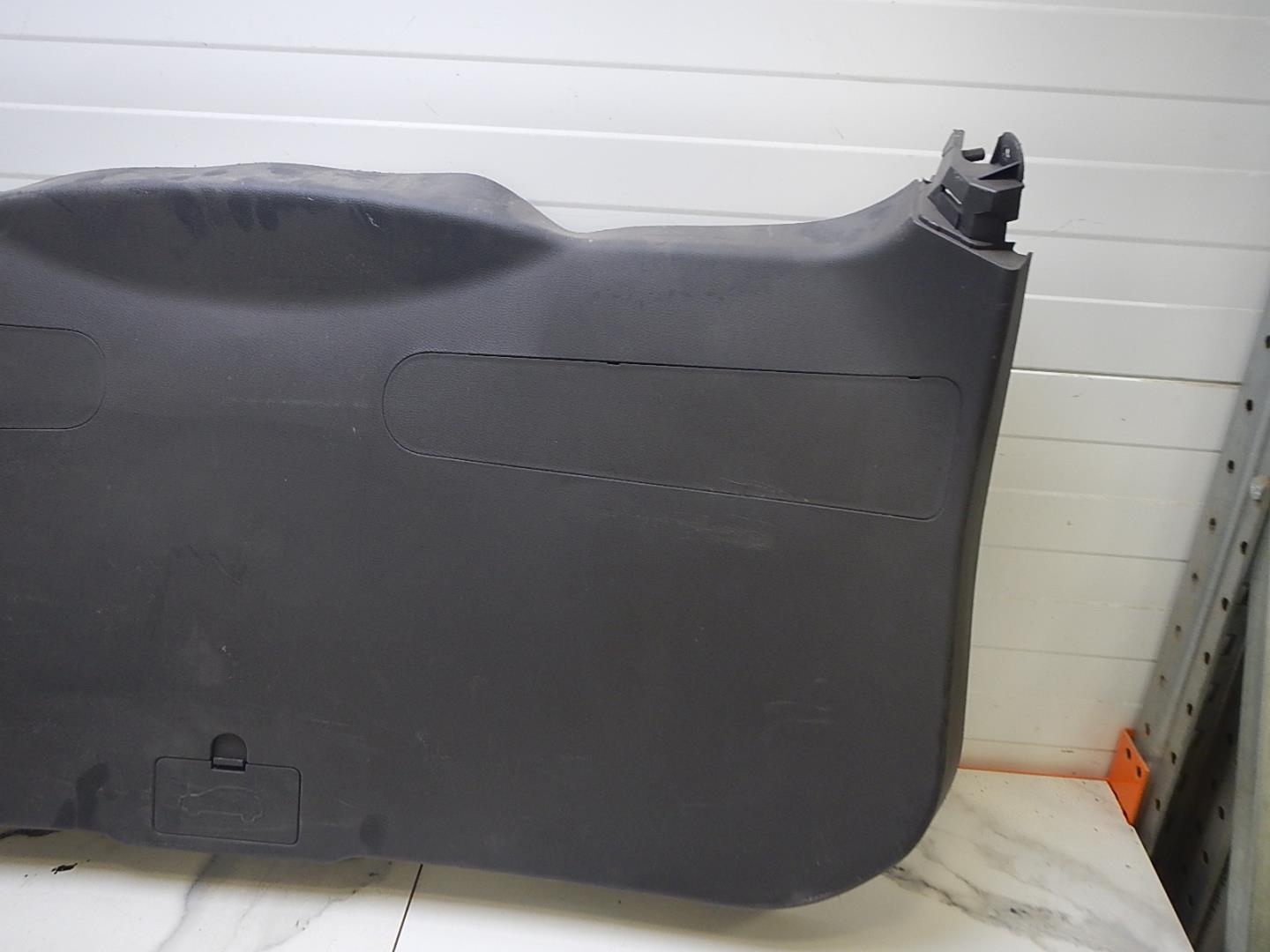 Обшивка двери багажника