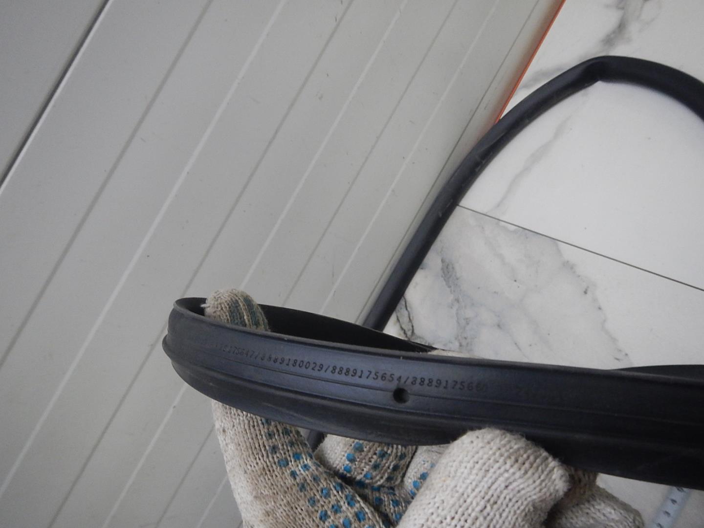 Уплотнитель задней правой двери