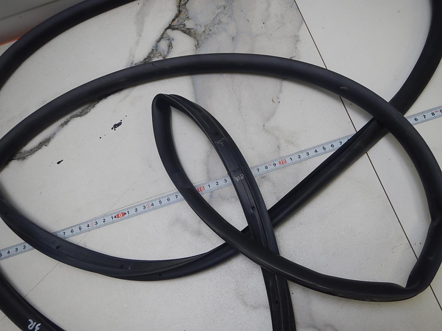 Уплотнитель задней правой двери