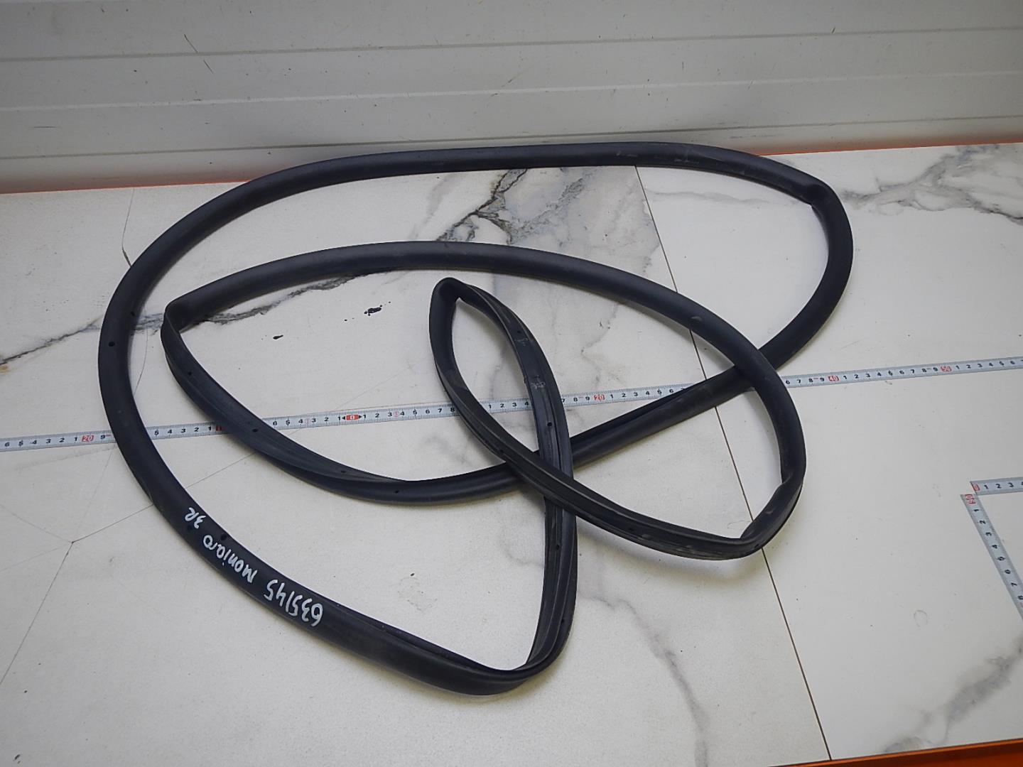 Уплотнитель задней правой двери