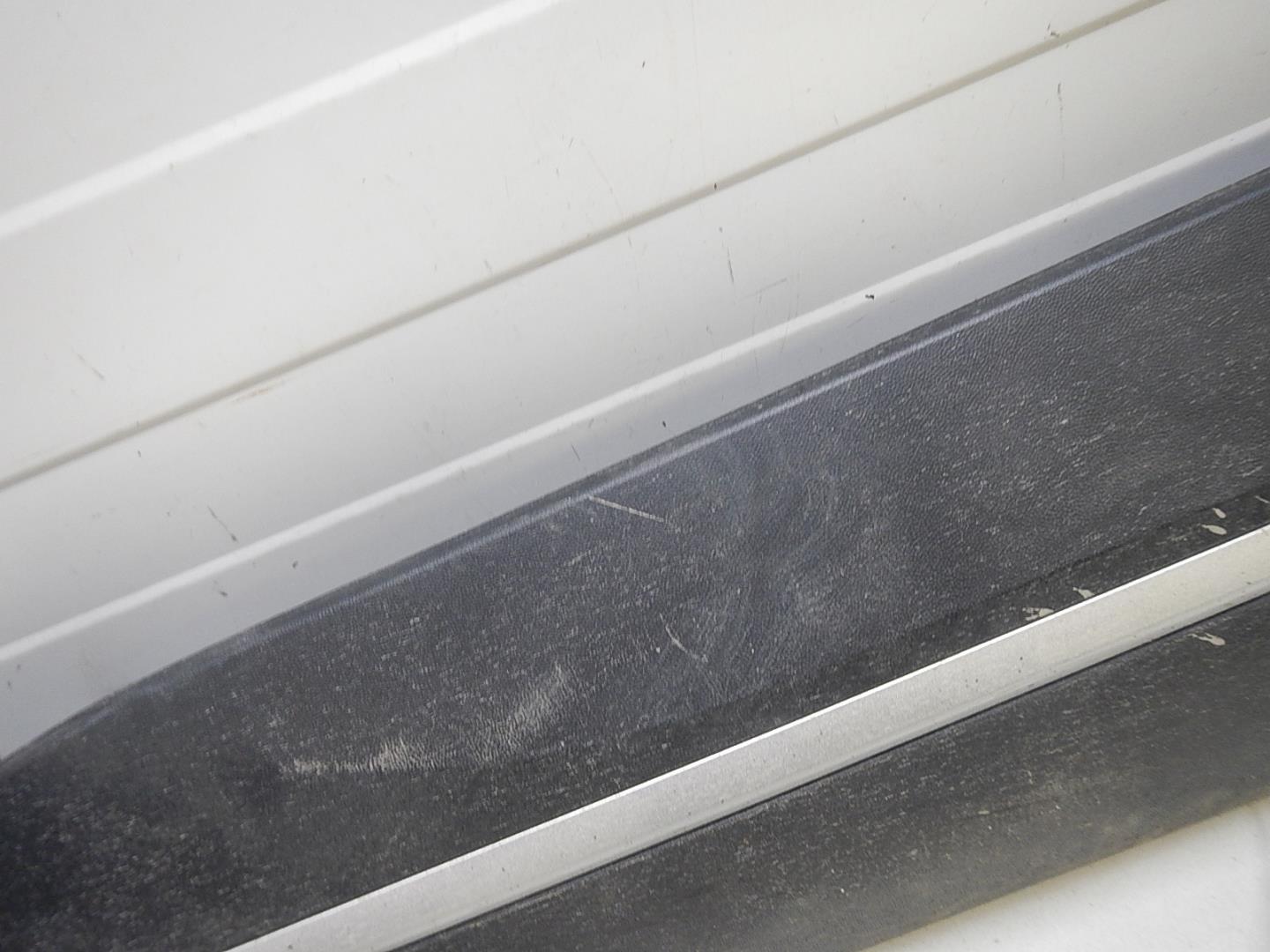 Молдинг передней левой двери