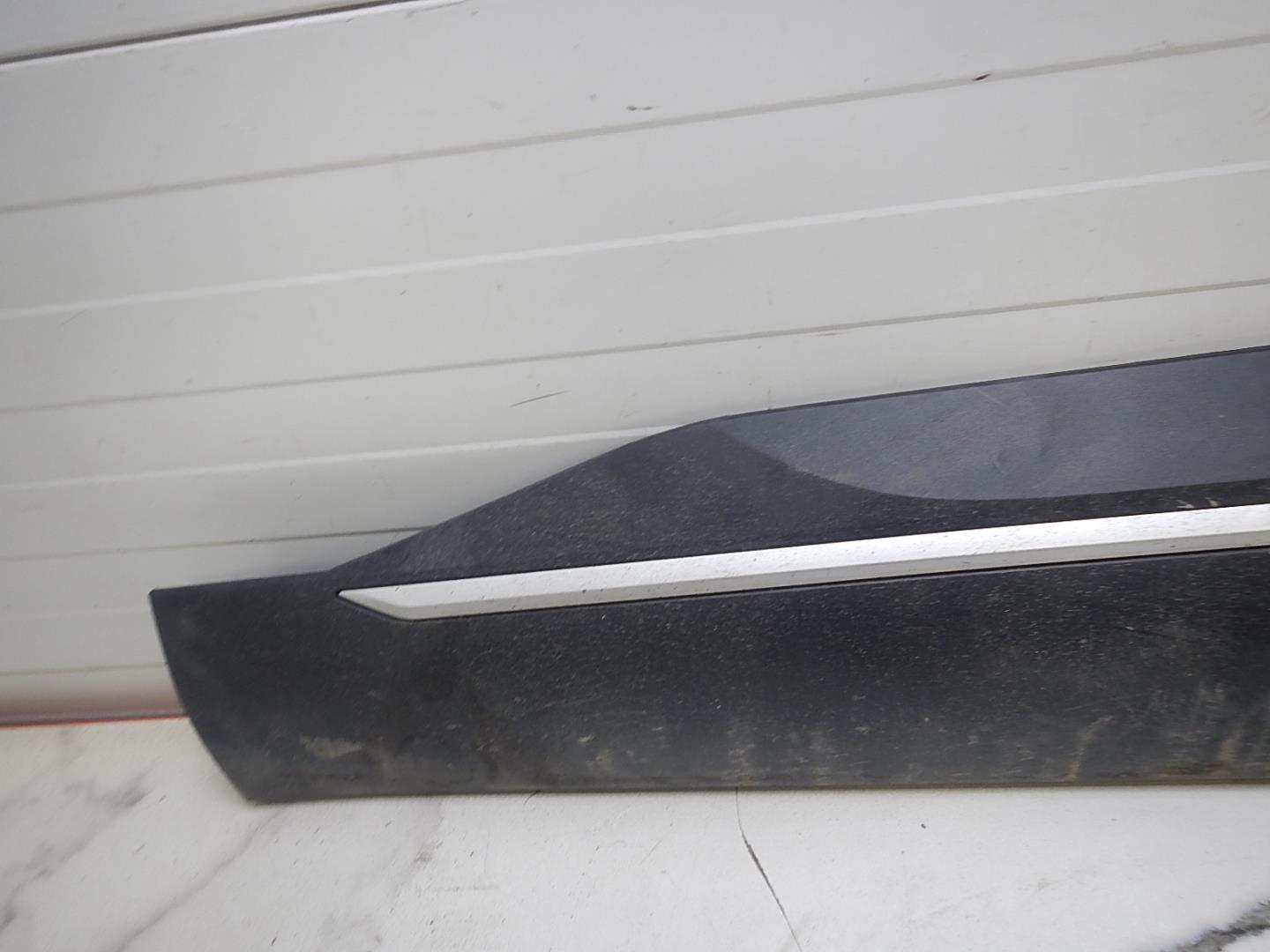 Молдинг передней левой двери