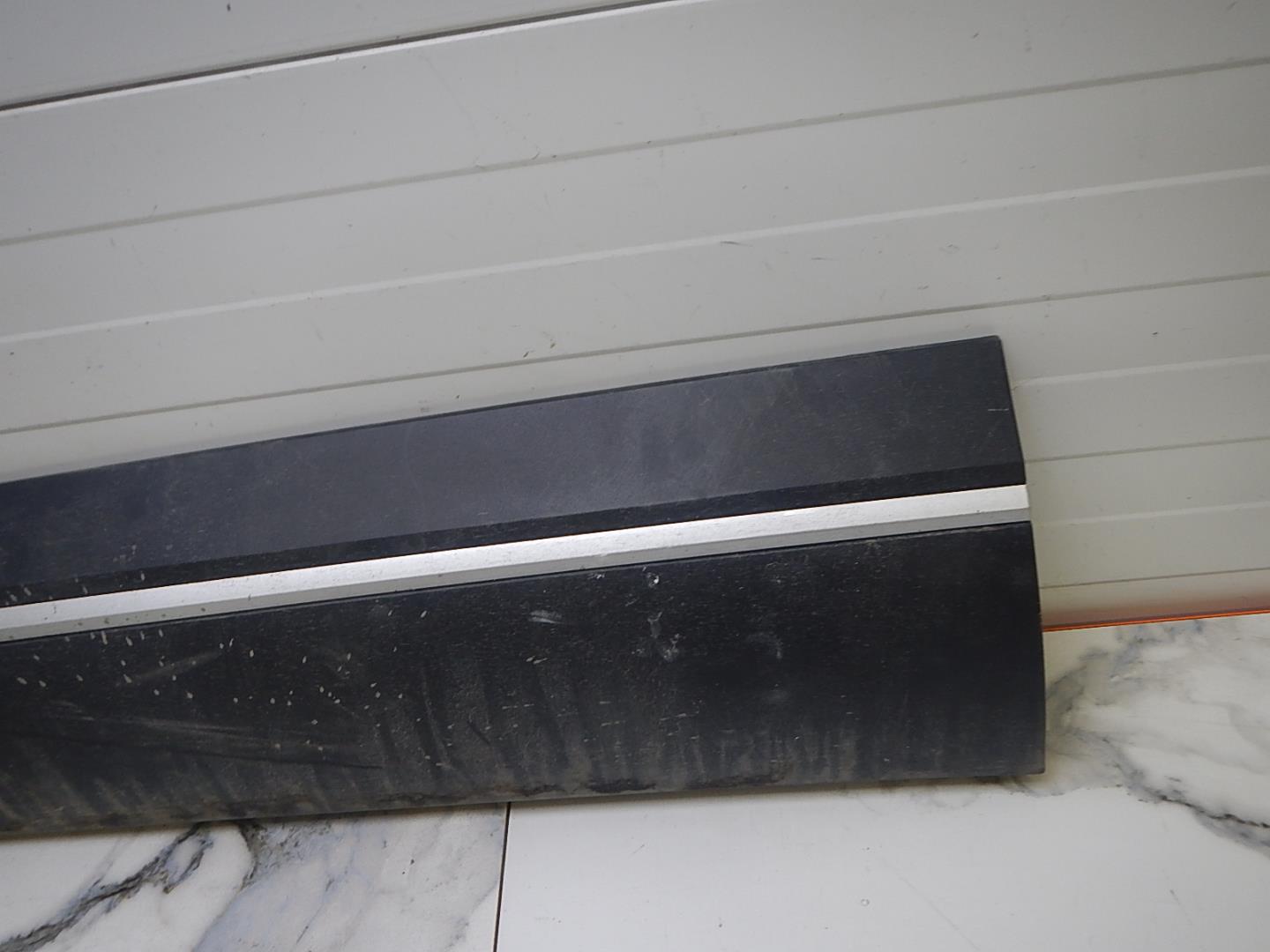 Молдинг передней левой двери