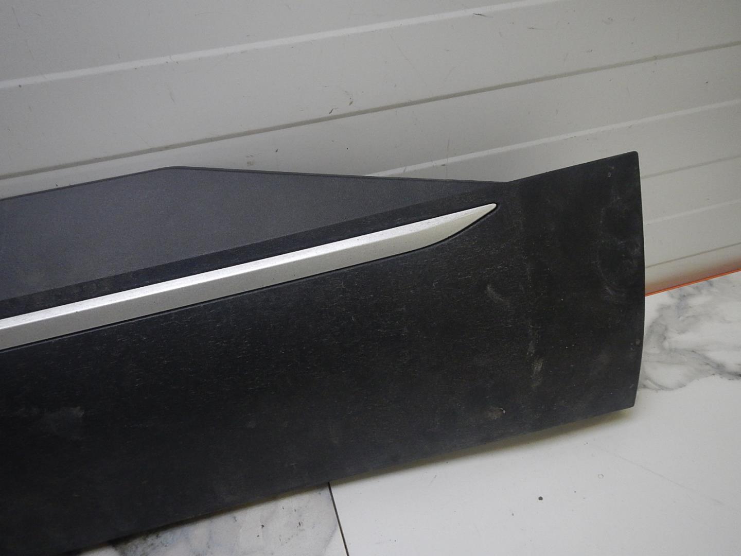 Молдинг задней левой двери