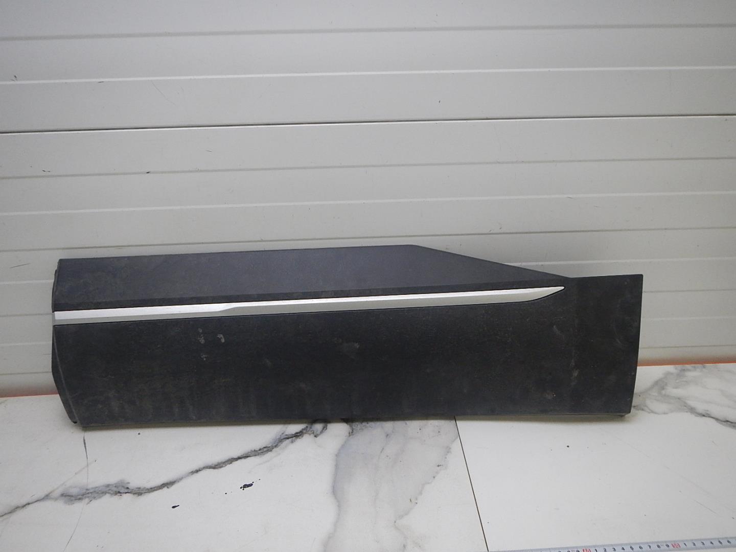 Молдинг задней левой двери