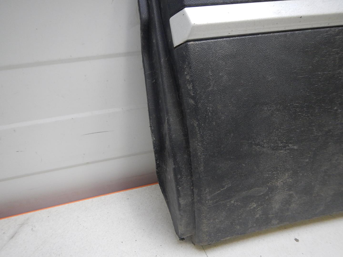 Молдинг задней левой двери