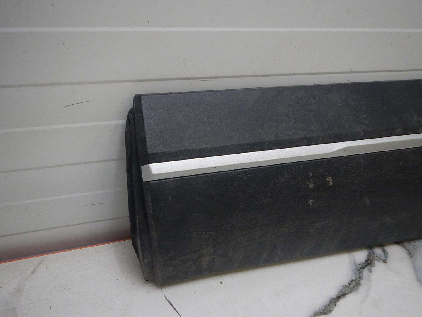 Молдинг задней левой двери