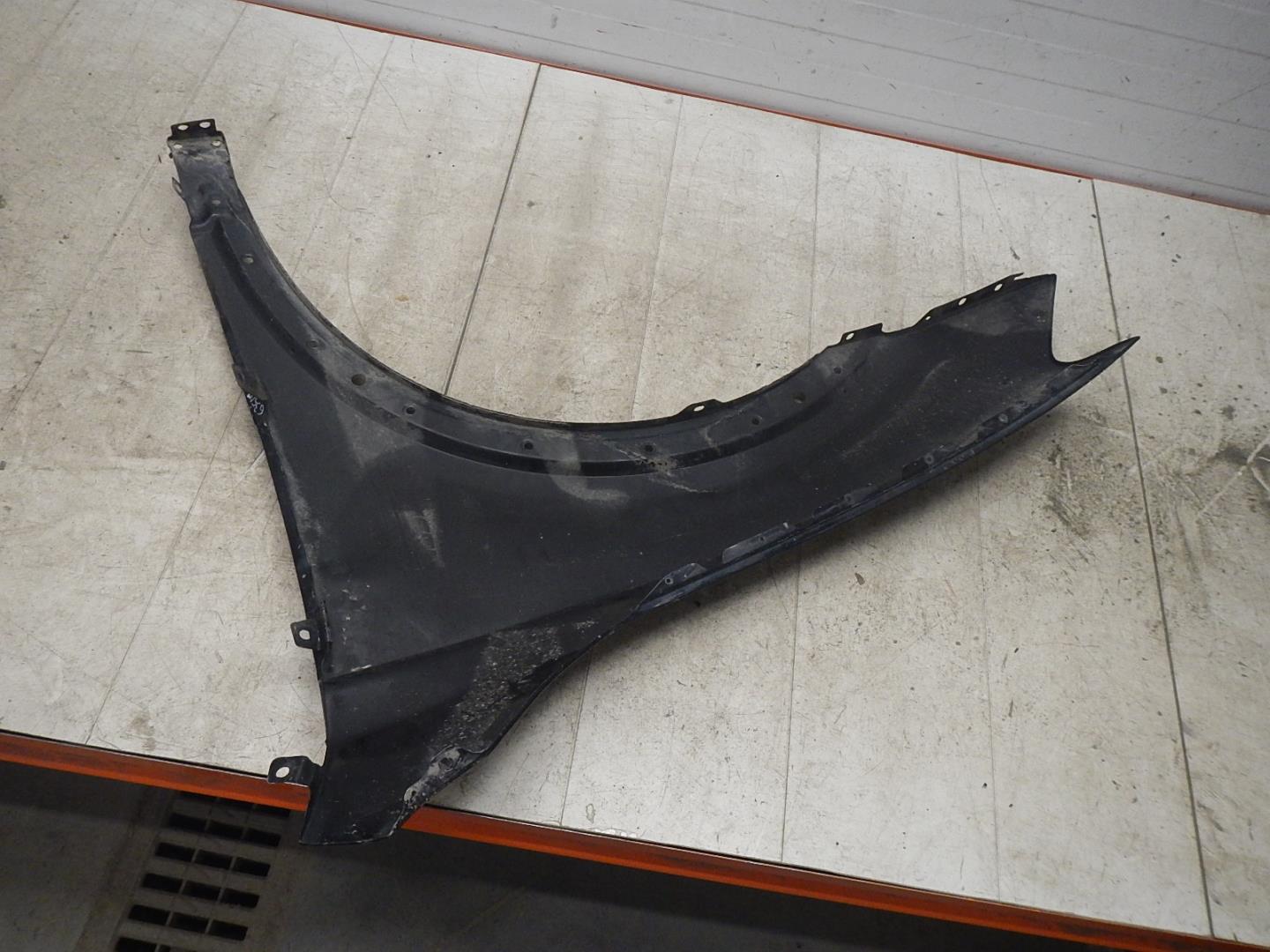 Крыло переднее правое