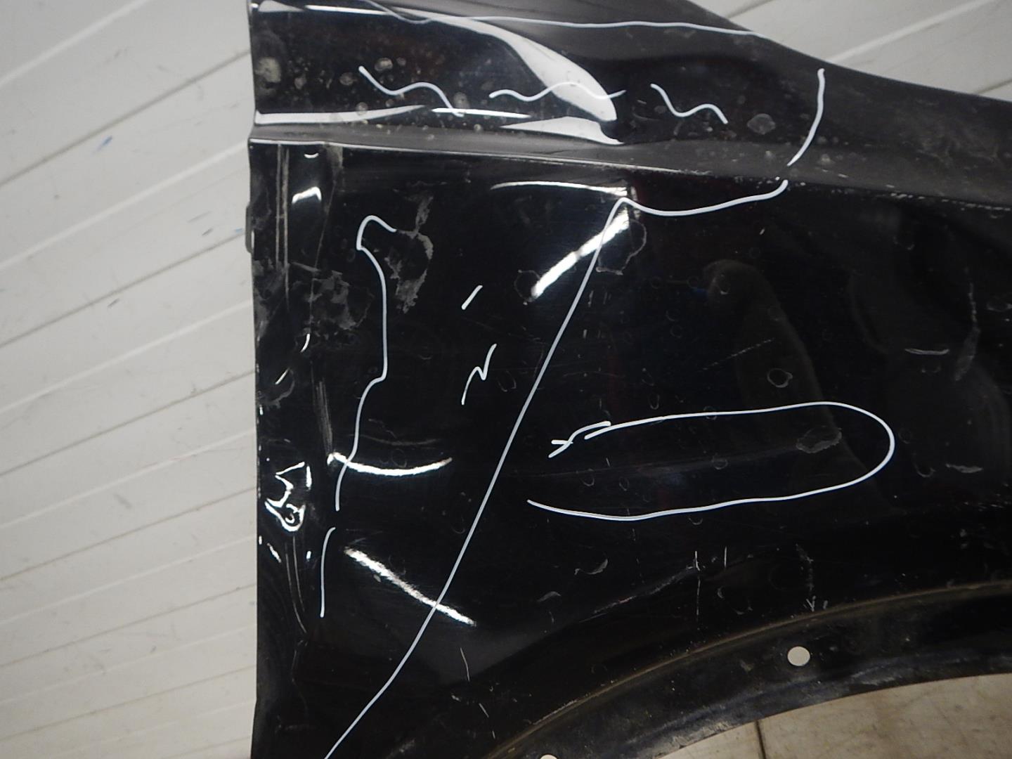 Крыло переднее правое