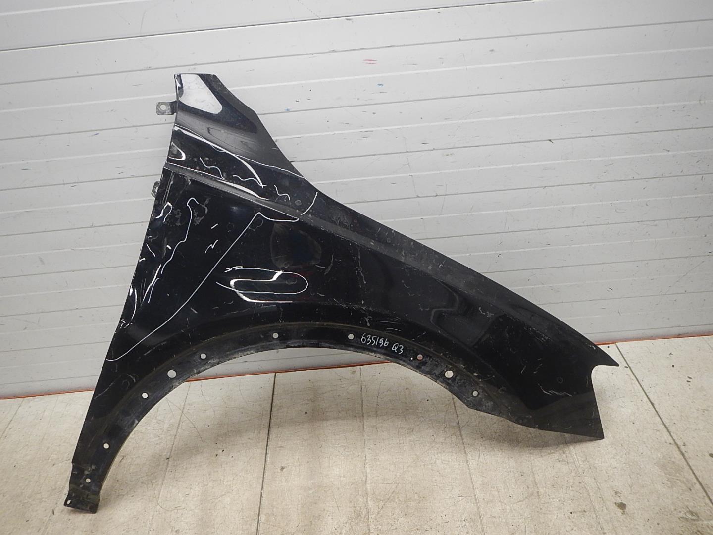 Крыло переднее правое