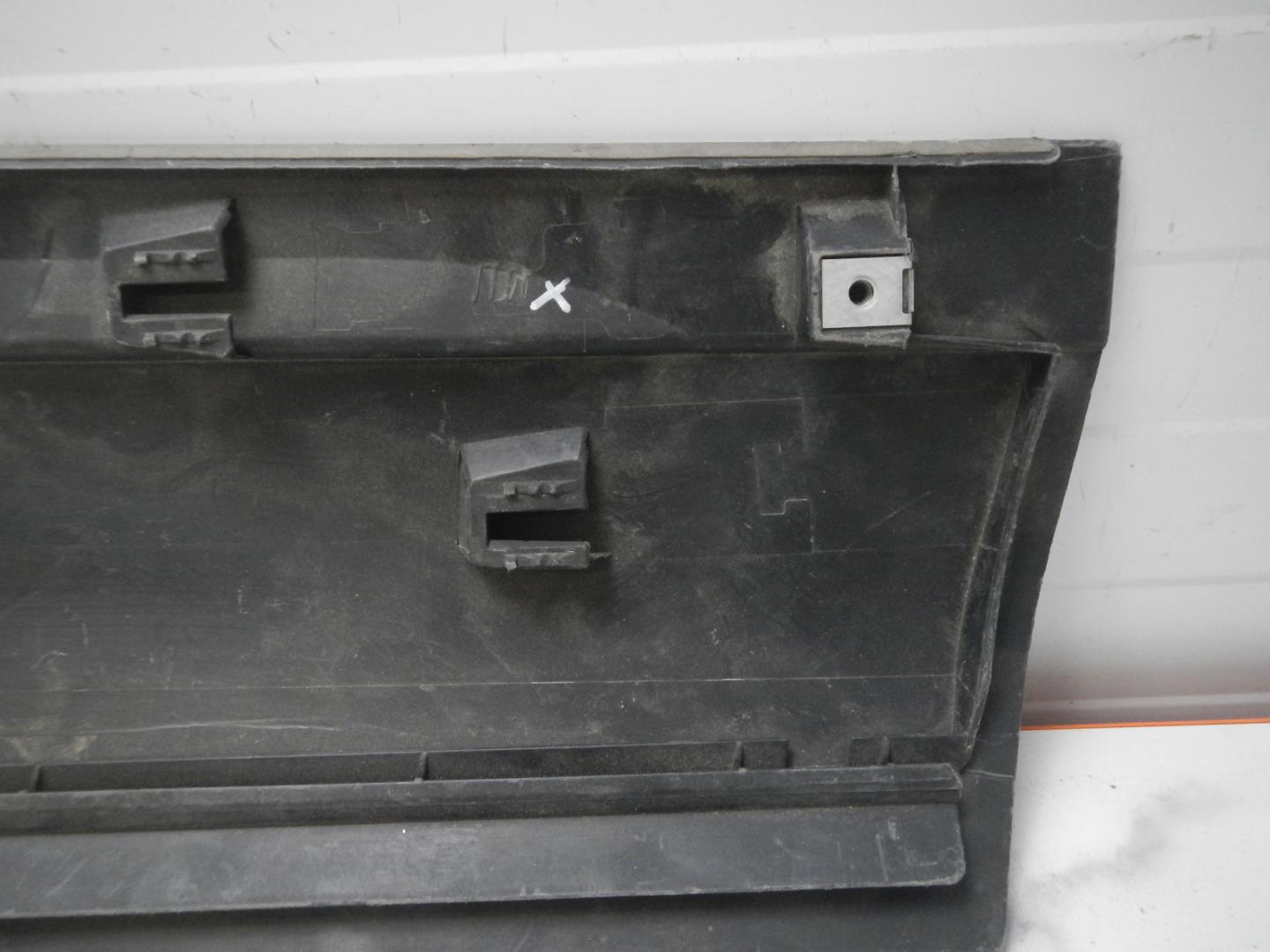 Молдинг передней левой двери