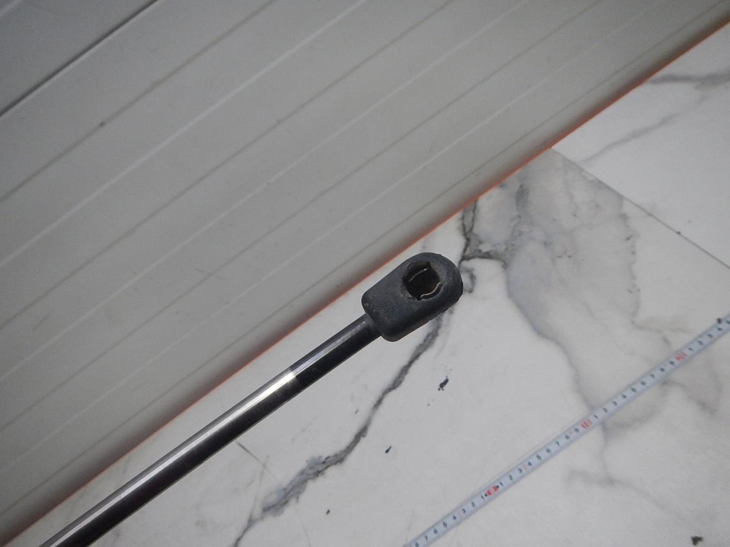 Амортизатор двери багажника