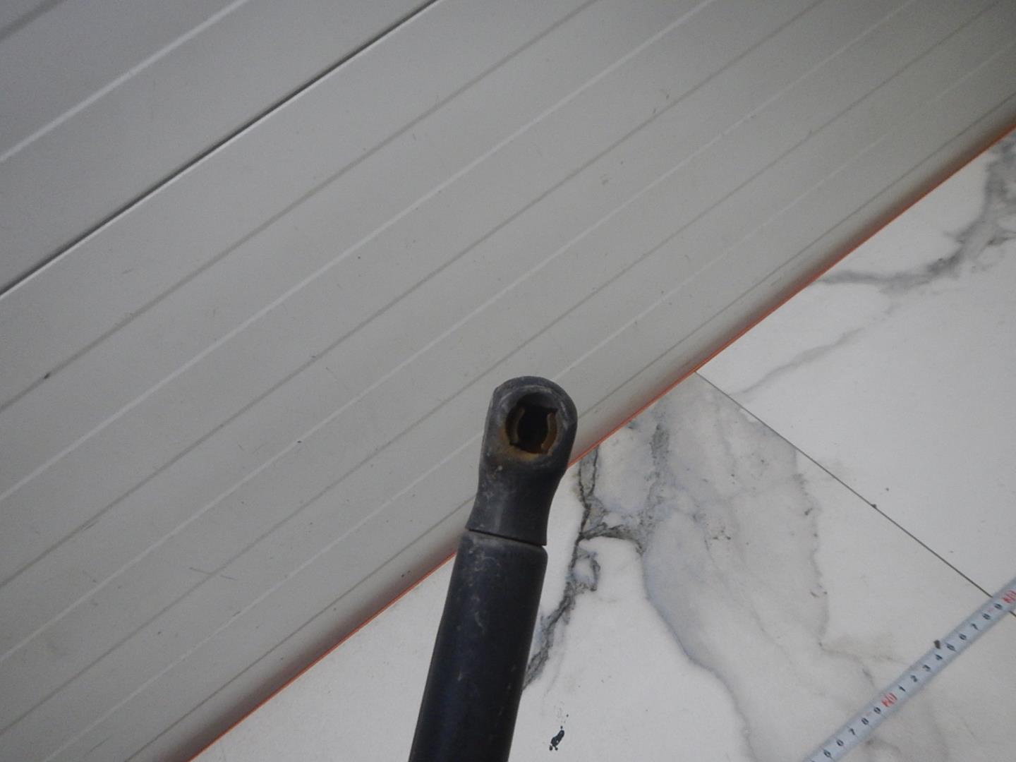 Амортизатор двери багажника