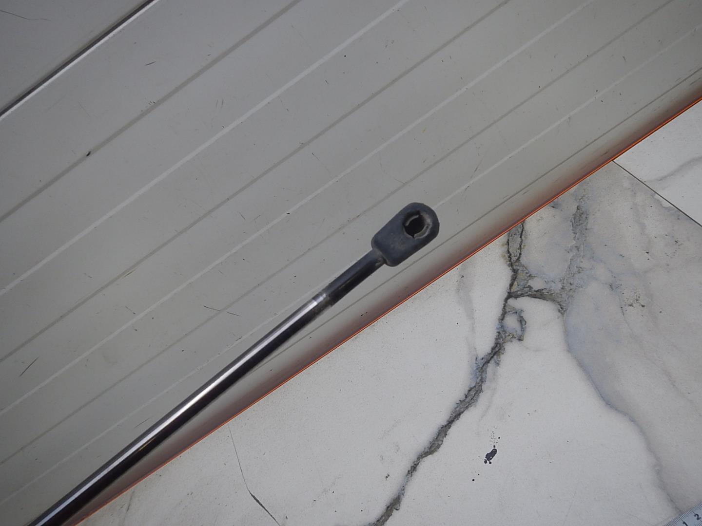 Амортизатор двери багажника