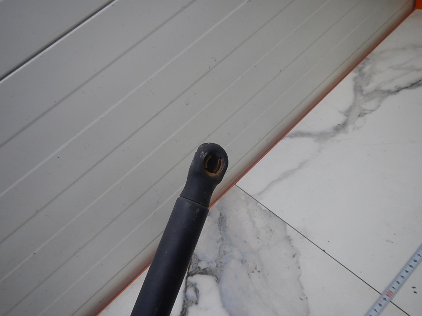 Амортизатор двери багажника