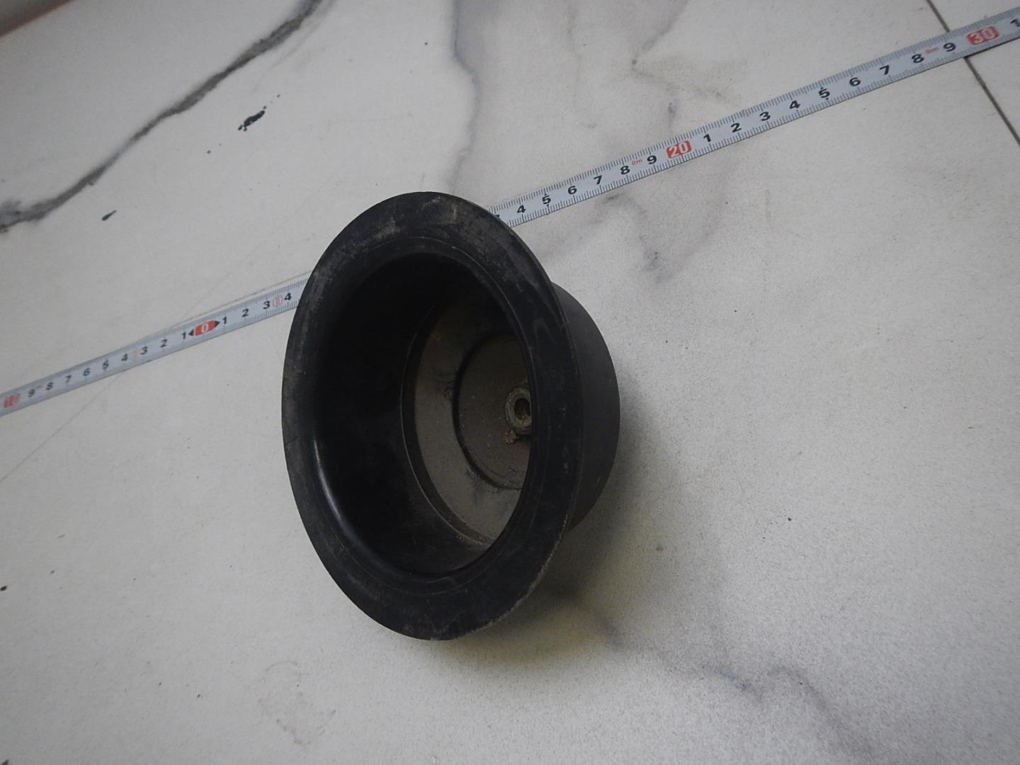 Болт крепления запасного колеса