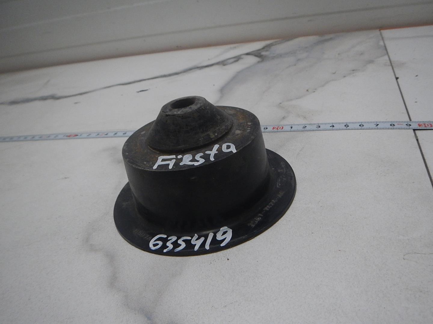 Болт крепления запасного колеса