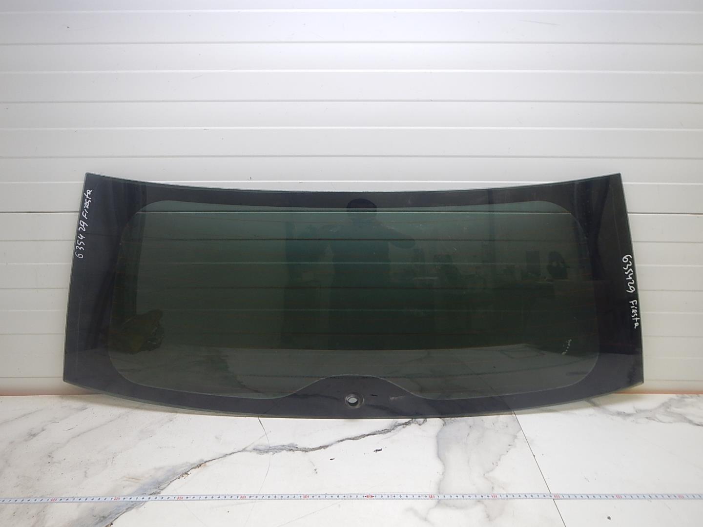 Стекло двери багажника