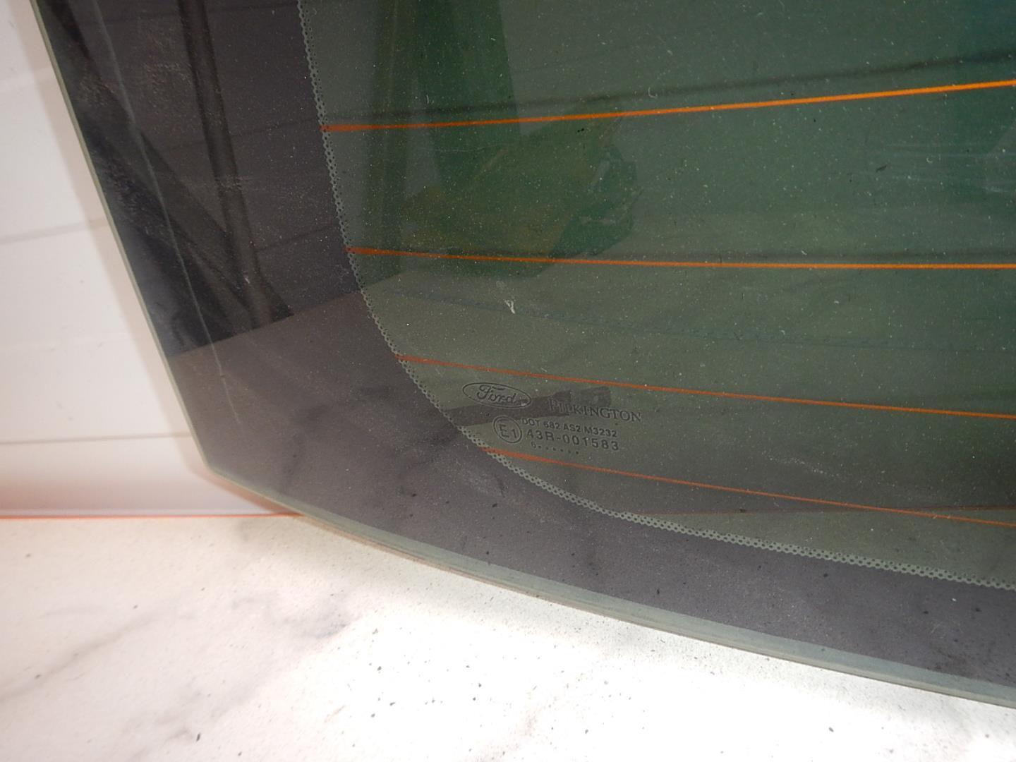 Стекло двери багажника