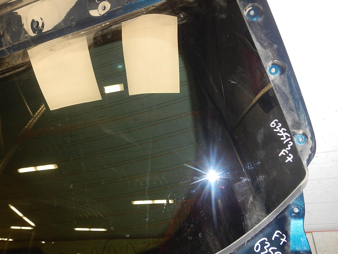 Стекло двери багажника