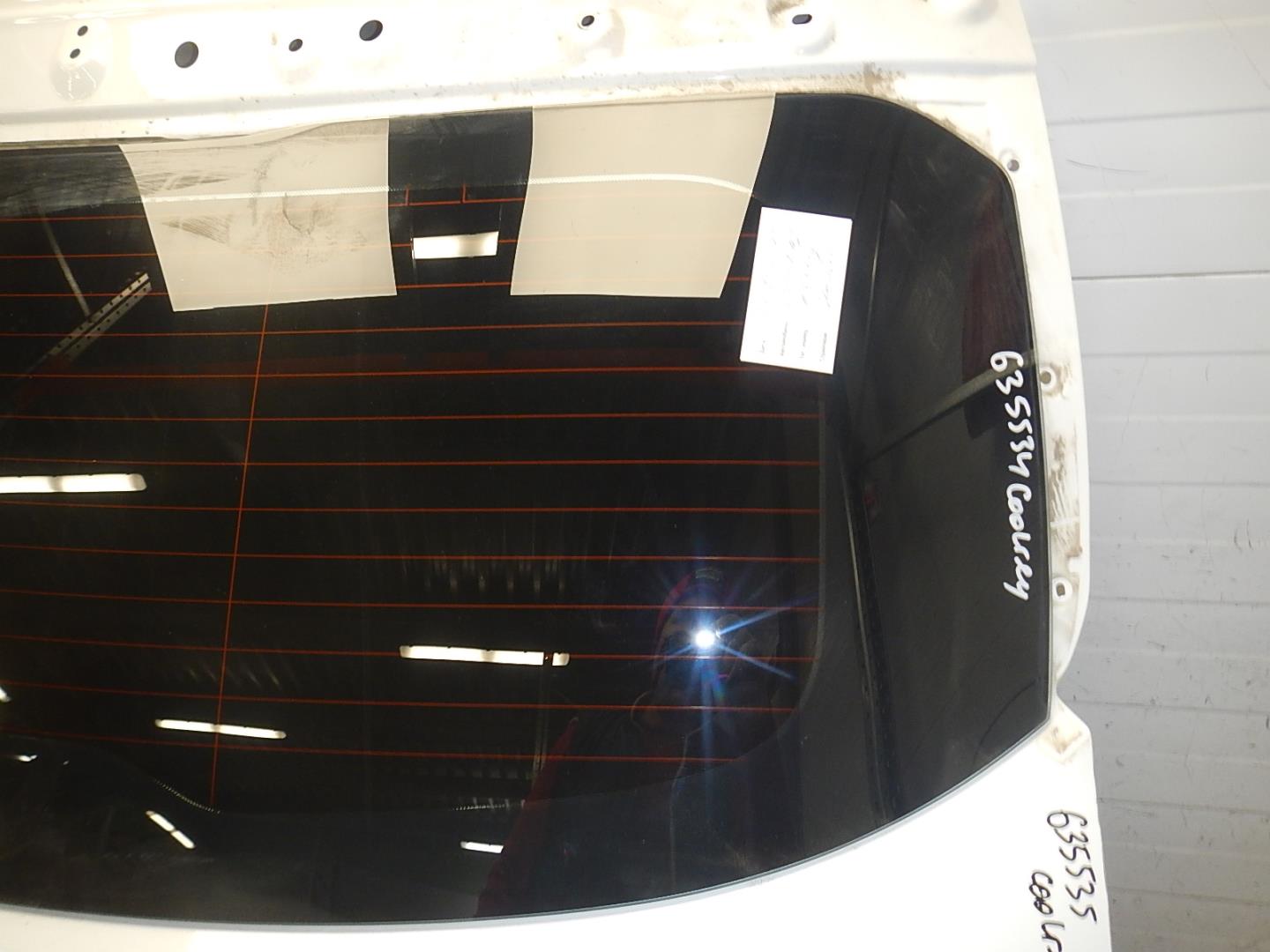 Стекло двери багажника